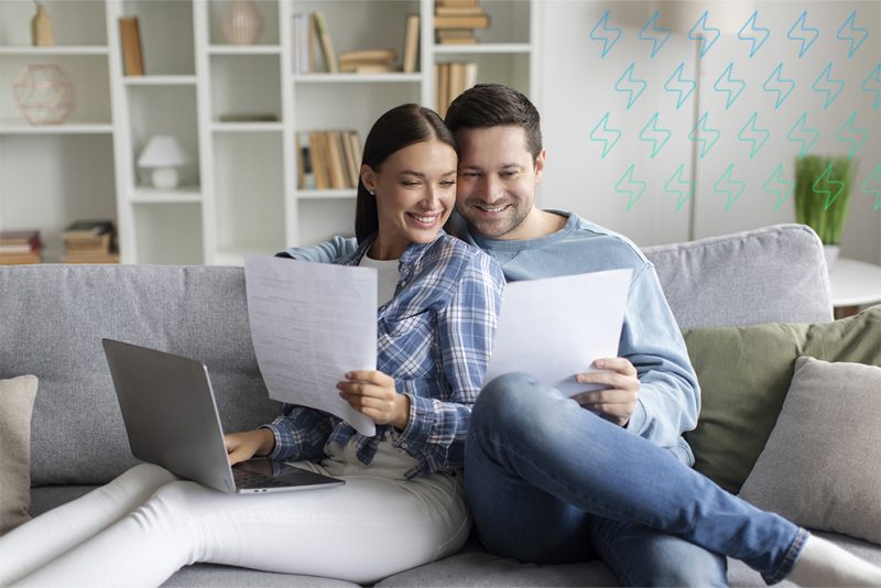 9Energia casal economizando na conta de luz